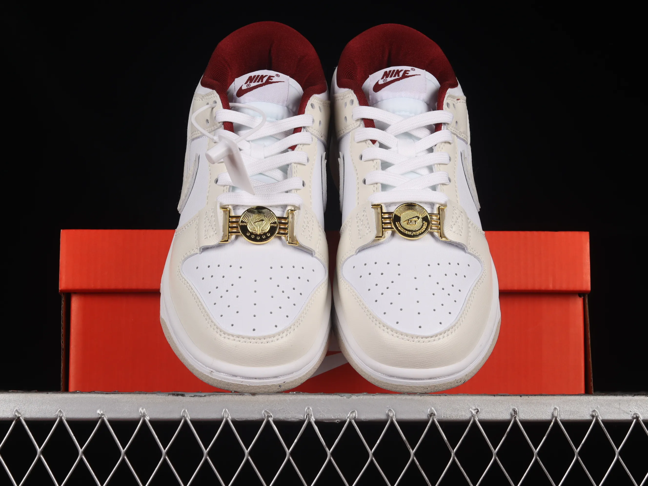 All Categories Nk SB Dunk Series Nk SB Dunk Low Low-top sneakers Cost-effective version Nk Dunk Low "Team Red" Metal buckle off-white SB low-top sports and leisure sneakers DV1160-100